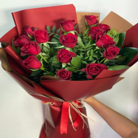  Kemer Blumen Strauß aus 15 stilvollen roten Rosen