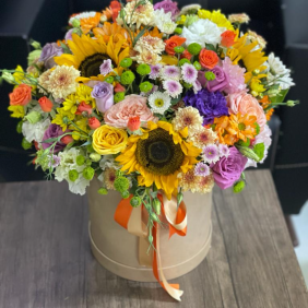  Kemer Blumen Sonnenblumen-Rosen-Lisyanthus-Chrysanthemen-Arrangement in Box