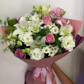  Kemer Blumenlieferung Stilvoller rosa-weißer Lisyantus-Lilien-Rosenstrauß