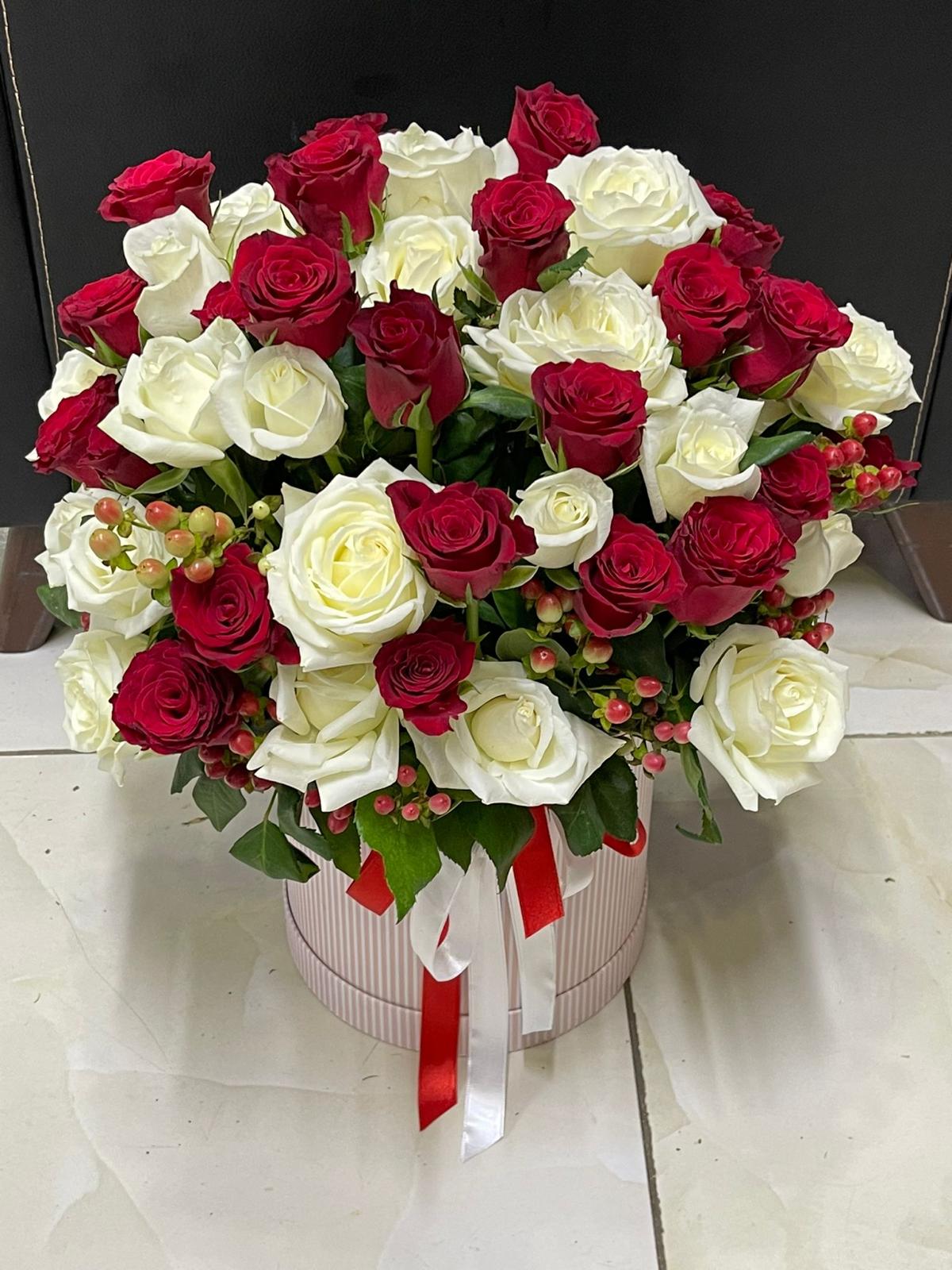 Флорист в Кемер  Белые и красные розы 51шт. в коробке  