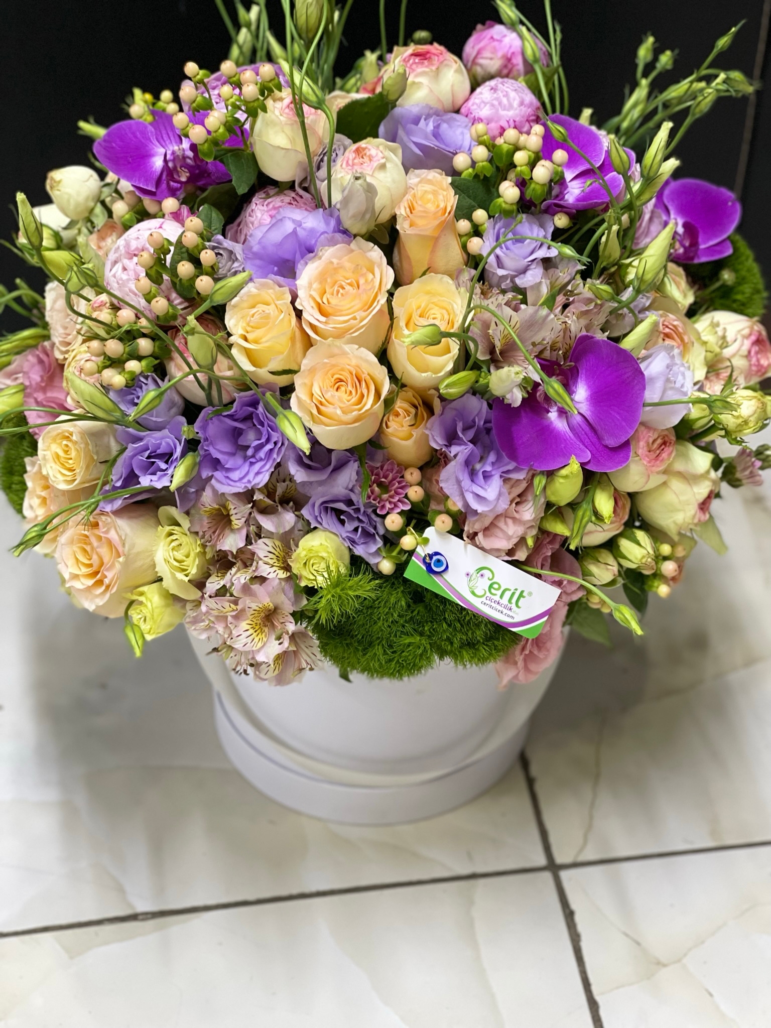  Флорист в Кемер Элегантная композиция из роз и орхидей в коробке