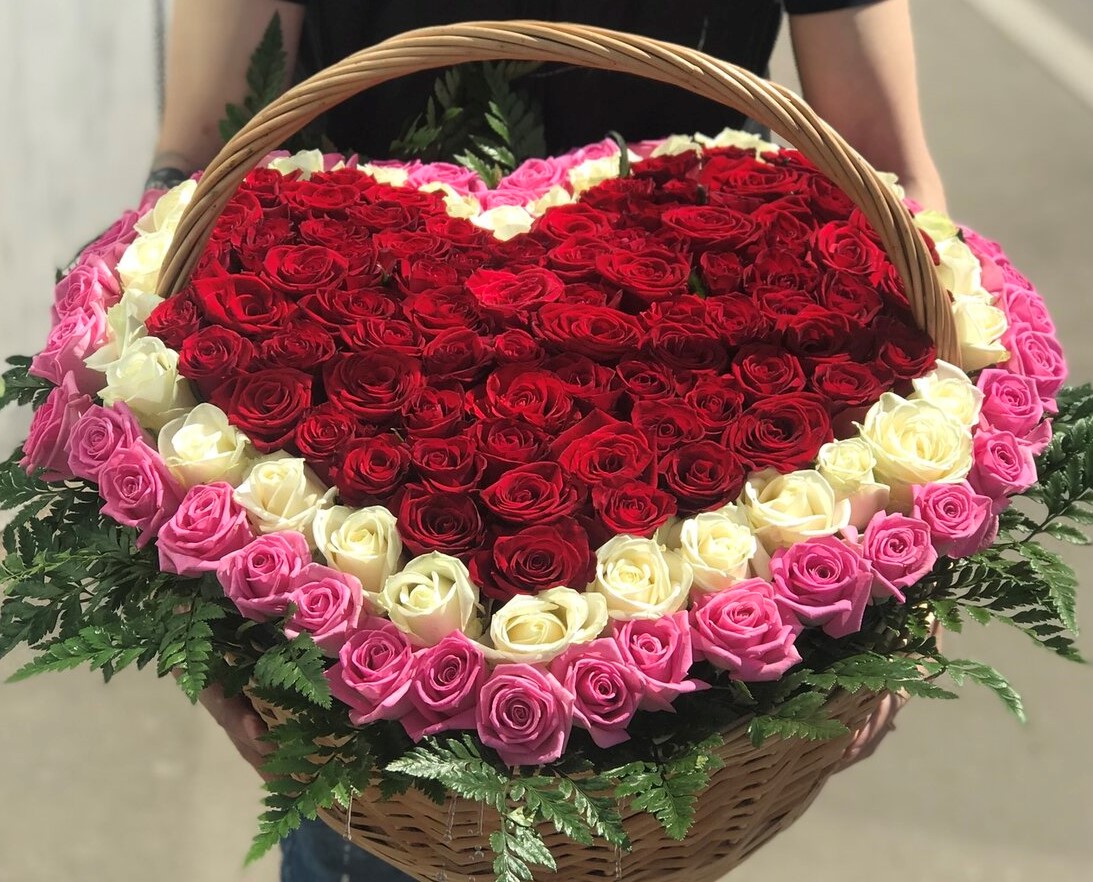 Kemer Florist 201 Pieces Heart Rose Arrangement in a Basket