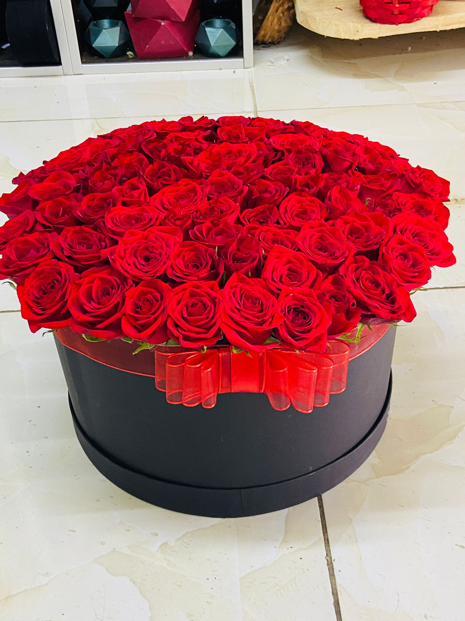  Kemer Blumenlieferung Box 81 pc Red Rose