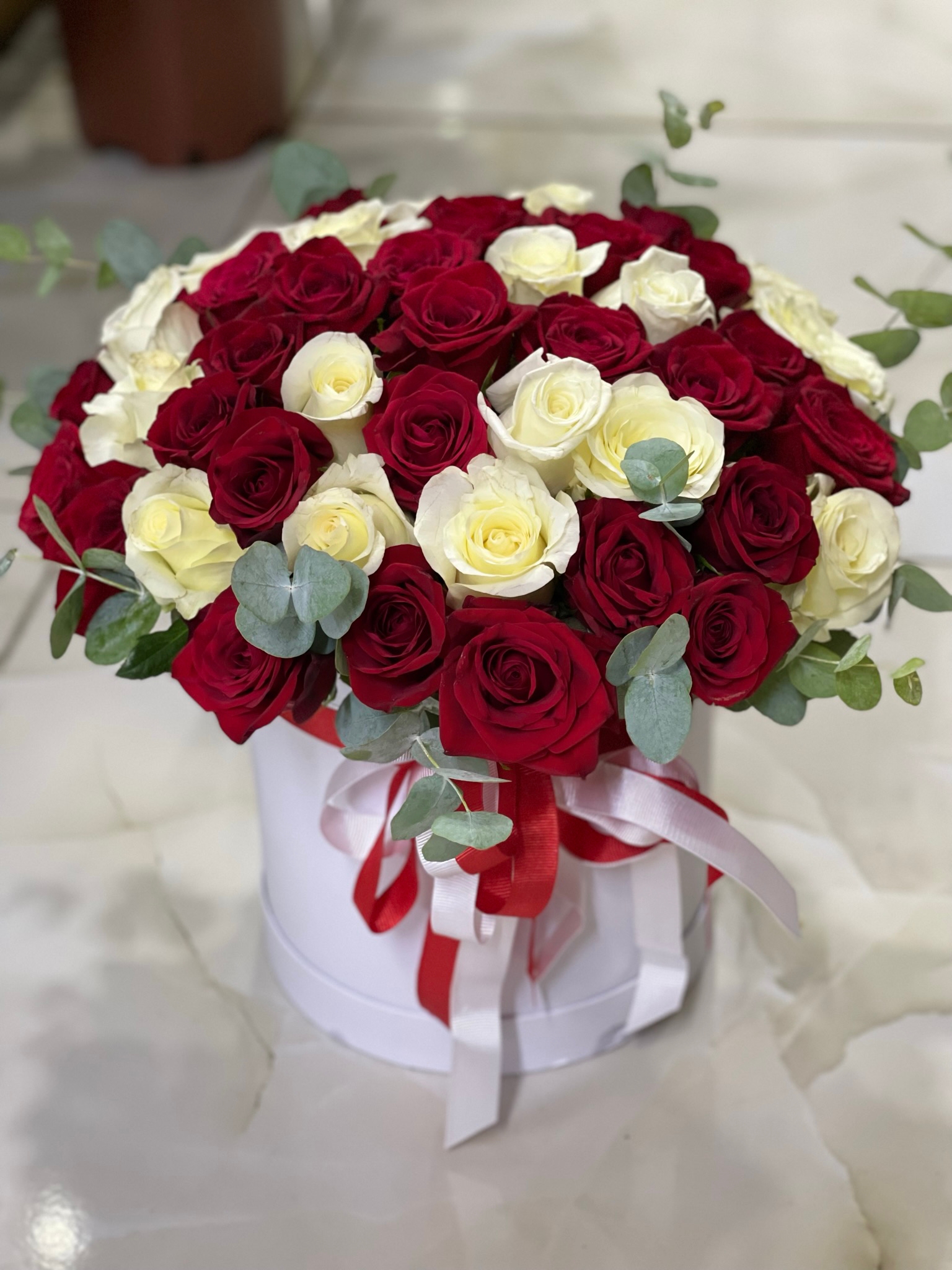  Цветок в Кемер  51шт импортные белые и красные розы в белой коробке