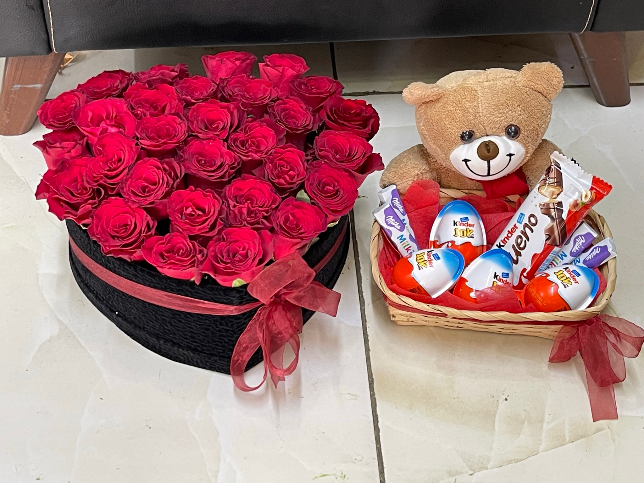  Доставка цветов в Кемер  29 роз в сердечке и подарочной корзине