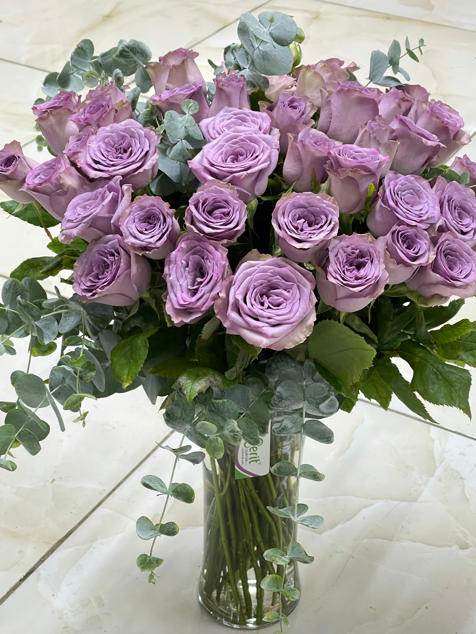  Флорист в Кемер 35 штук сиреневых роз в вазе