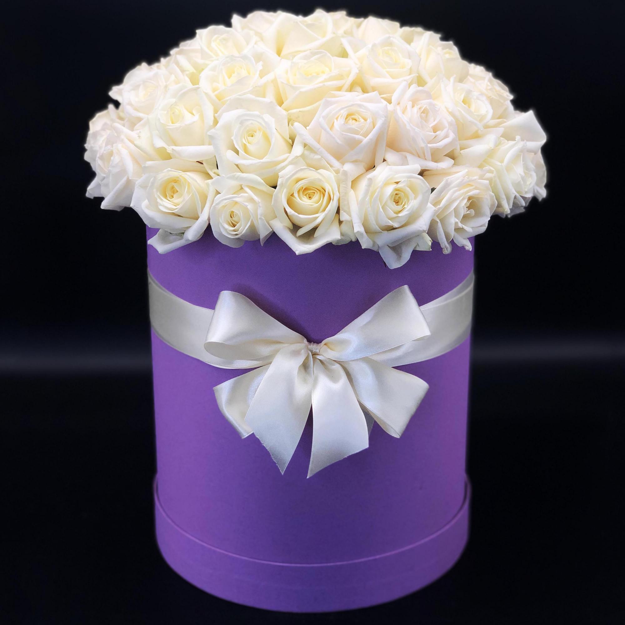 Флорист в Кемер  29 белых роз в фиолетовой коробке.