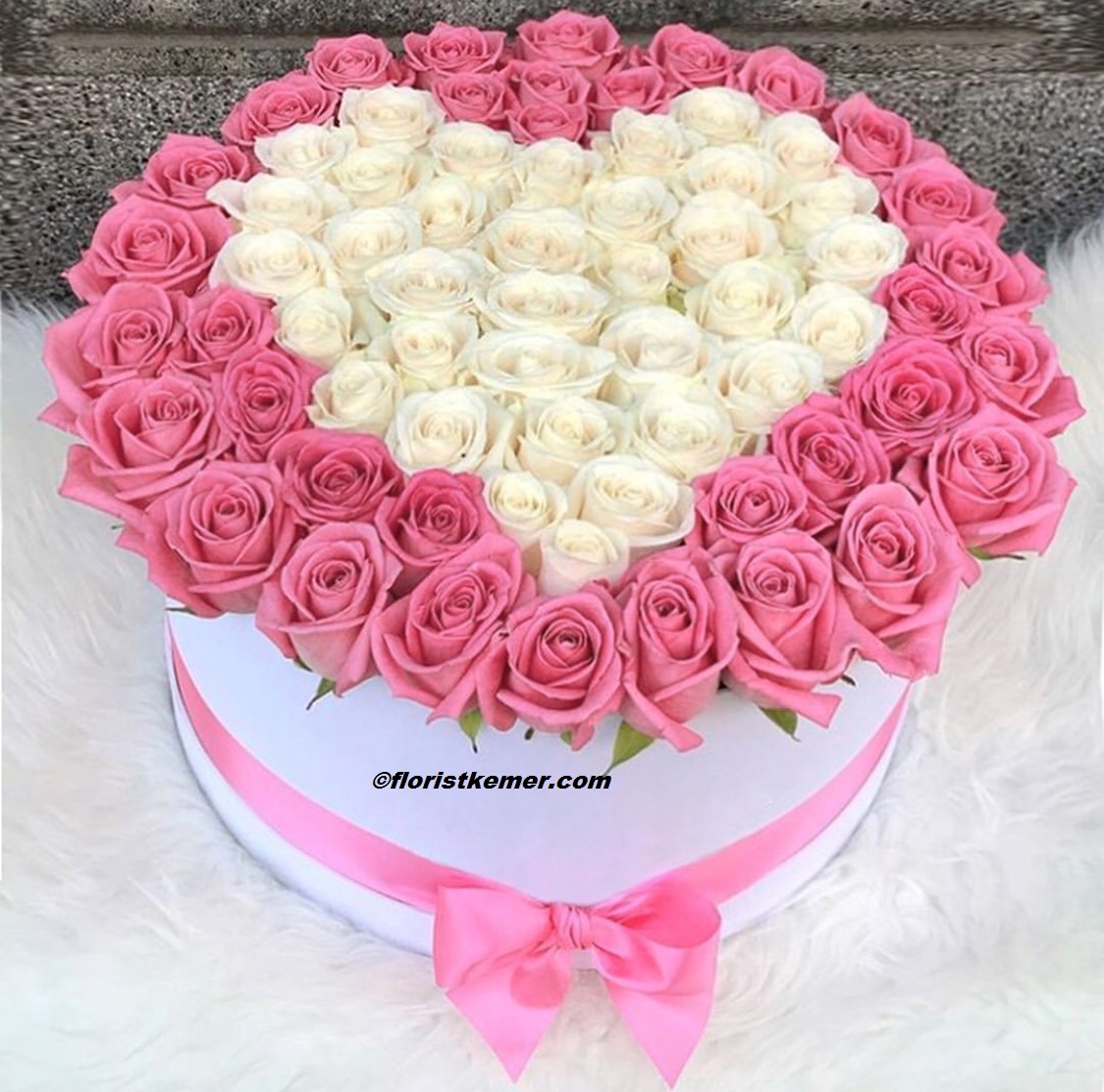  Доставка цветов в Кемер  Сердце Роза Розовая Белая 71 шт. в цилиндрической коробке