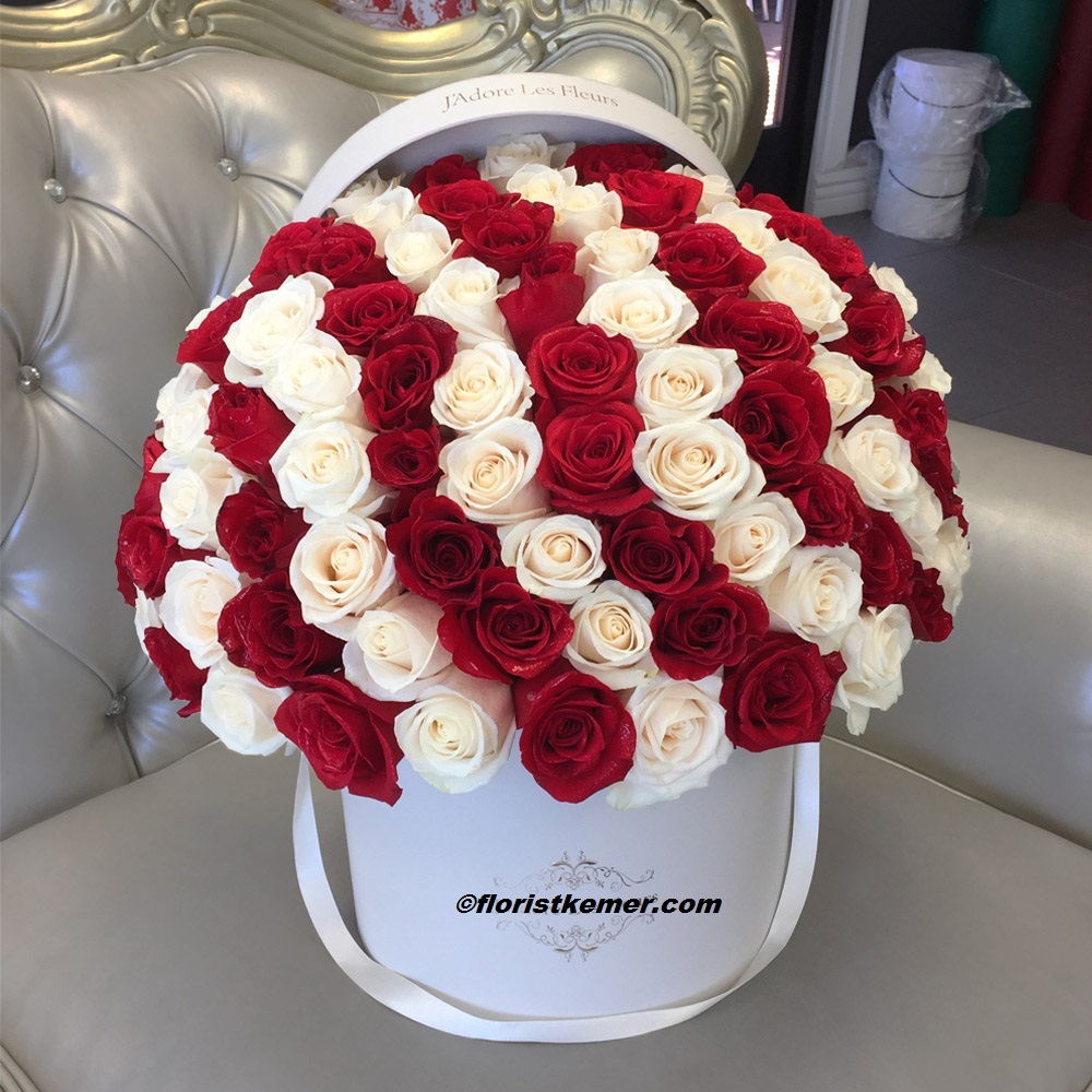 Флорист в Кемер   коробка красная&белая роза