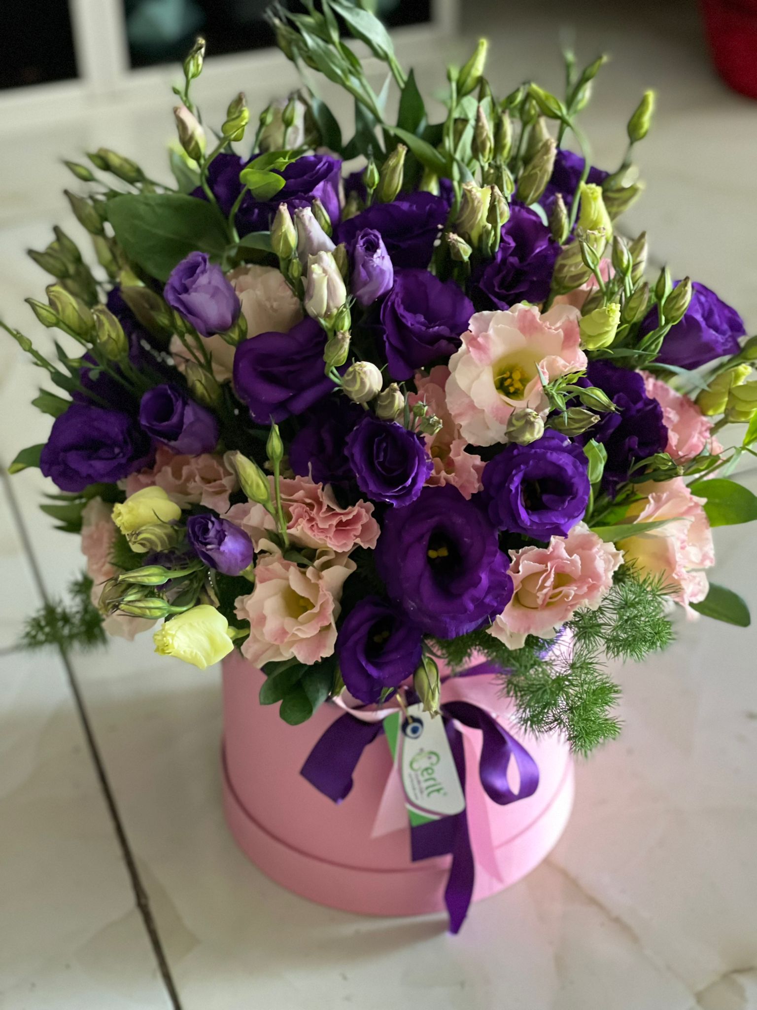 Флорист в Кемер  Фиолетово-розовый лизиантус в розовой коробке